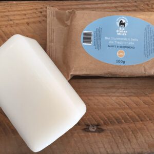 Produkt Bio Stutenmilch Seife Sensitive 100g, Aufnahme am Tisch mit Verpackung