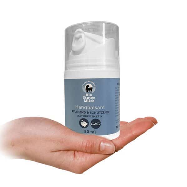 Produkt Bio Stutenmilch Handbalsam 50ml, mit Hand, Hintergrund weiß